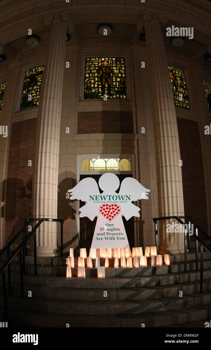 Hamden, CT, Stati Uniti d'America. 12 Dic, 2013. La città di Hamden, nel Connecticut, i diritti umani e le relazioni la Commissione eserciti una fiaccolata intitolata " La luce di notte, '' per mostrare amore e sostegno per il popolo di Newtown, e per ricordare le vittime del Sandy Hook Scuola Elementare di uccisioni di Dicembre 14, 2012. La città di Hamden ha una popolazione di circa 60.000 abitanti e si trova a circa 30 miglia da Newtown. La Veglia ha avuto luogo al di fuori di Hamden Memorial Municipio a temperature di 22 gradi F. Credito: Stan Godlewski/ZUMAPRESS.com/Alamy Live News Foto Stock