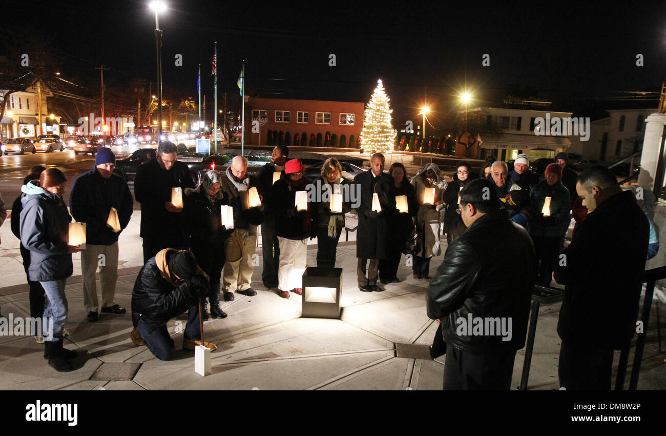 Hamden, CT, Stati Uniti d'America. 12 Dic, 2013. La città di Hamden, nel Connecticut, i diritti umani e le relazioni la Commissione eserciti una fiaccolata intitolata " La luce di notte, '' per mostrare amore e sostegno per il popolo di Newtown, e per ricordare le vittime del Sandy Hook Scuola Elementare di uccisioni di Dicembre 14, 2012. La città di Hamden ha una popolazione di circa 60.000 abitanti e si trova a circa 30 miglia da Newtown. La Veglia ha avuto luogo al di fuori di Hamden Memorial Municipio a temperature di 22 gradi F. Credito: Stan Godlewski/ZUMAPRESS.com/Alamy Live News Foto Stock