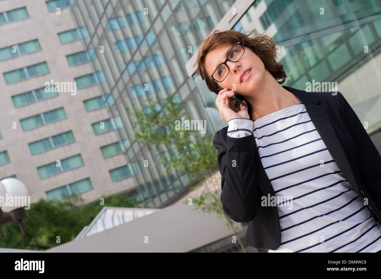 Donna che parla al telefono cellulare Foto Stock