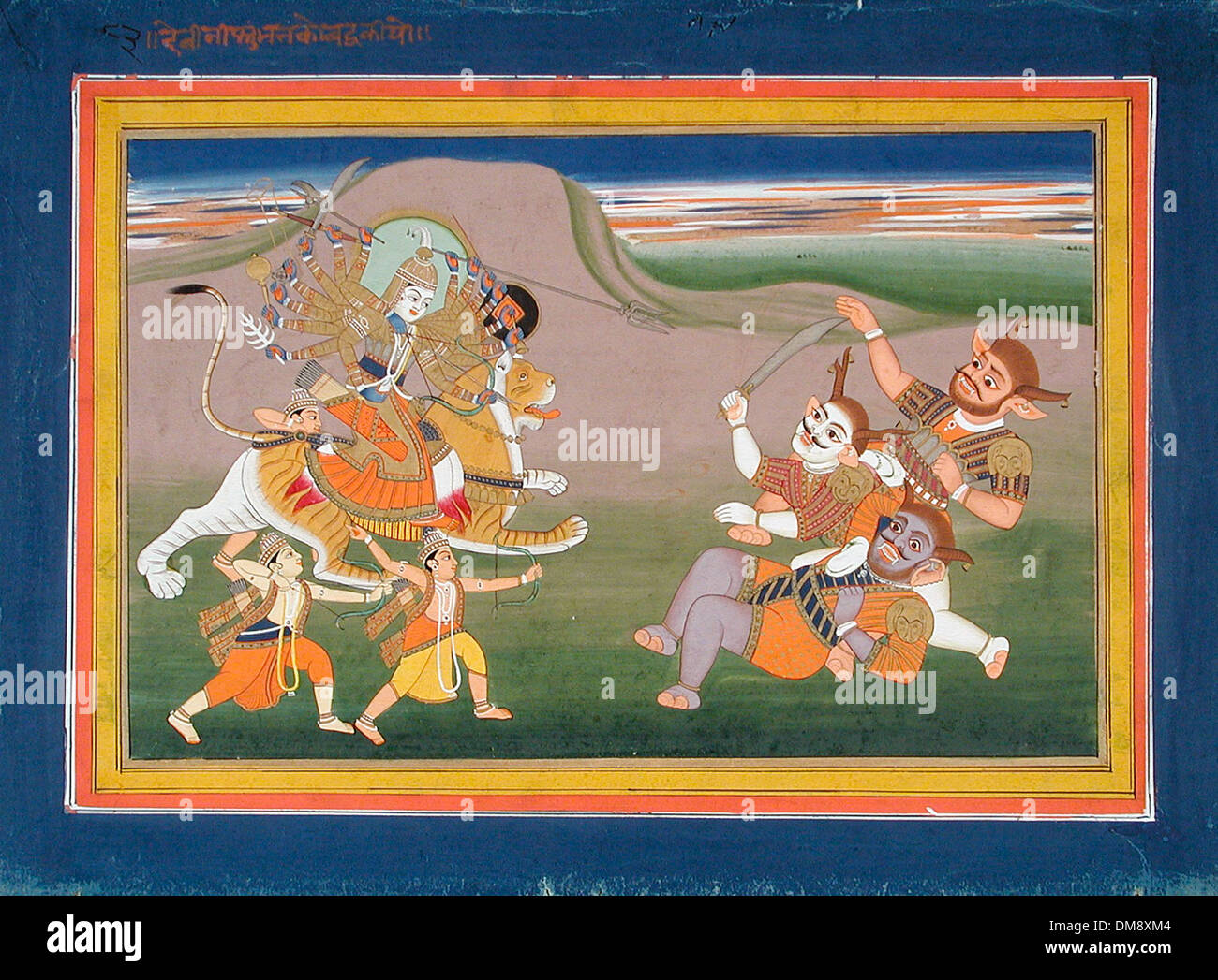 Questo foglio della "Devimahatmya" raffigura la dea indù Durga che sconfigge il demone Nishumbha. L'opera illustra una battaglia mitologica centrale, che rappresenta il trionfo del bene sul male nell'iconografia indù. Foto Stock