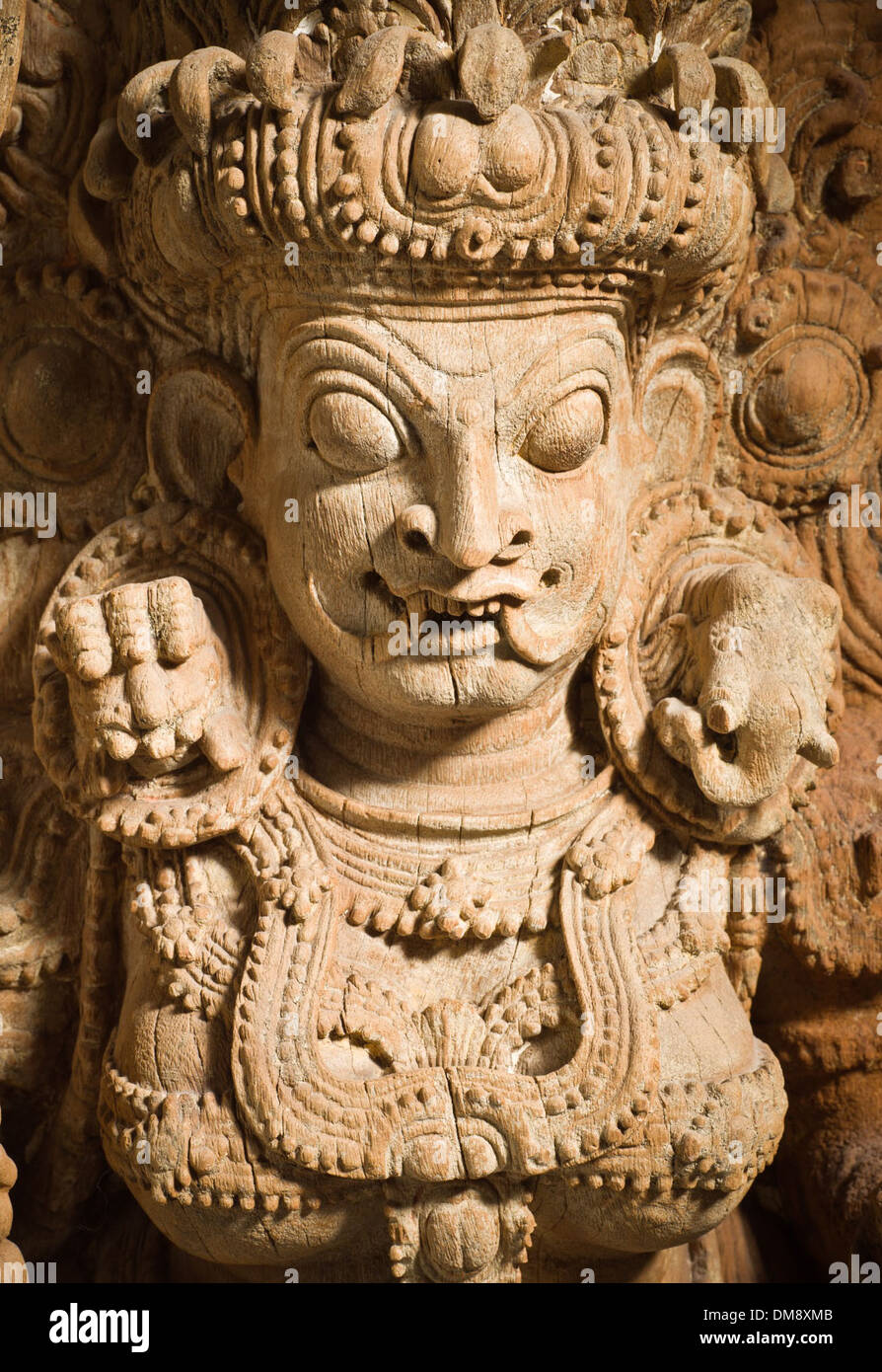 Questa opera raffigura la dea indù Kali, una figura centrale nella mitologia indù. Kali è conosciuta come la dea della distruzione e della trasformazione, spesso raffigurata con elementi simbolici che rappresentano il suo potere. Questo pezzo fa parte di una collezione che abbraccia varie forme d'arte e culture, tra cui l'arte antica e islamica, mostrando la diversità dell'iconografia spirituale nel tempo e nelle regioni. Foto Stock