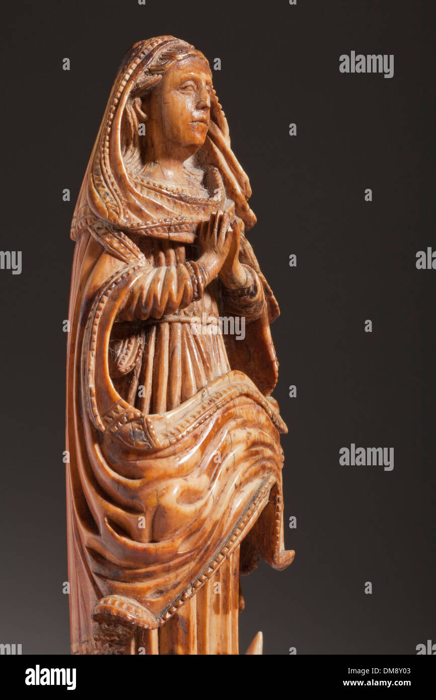 Questo pezzo, parte di una collezione di opere d'arte raffiguranti temi religiosi, ritrae l'Immacolata Concezione, mettendo in evidenza la purezza della Vergine Maria. Il pezzo fa parte di una collezione storica ospitata a LACMA. Foto Stock Questo pezzo, parte di una collezione di opere d'arte raffiguranti temi religiosi, ritrae l'Immacolata Concezione, mettendo in evidenza la purezza della Vergine Maria. Il pezzo fa parte di una collezione storica ospitata a LACMA. Foto Stock