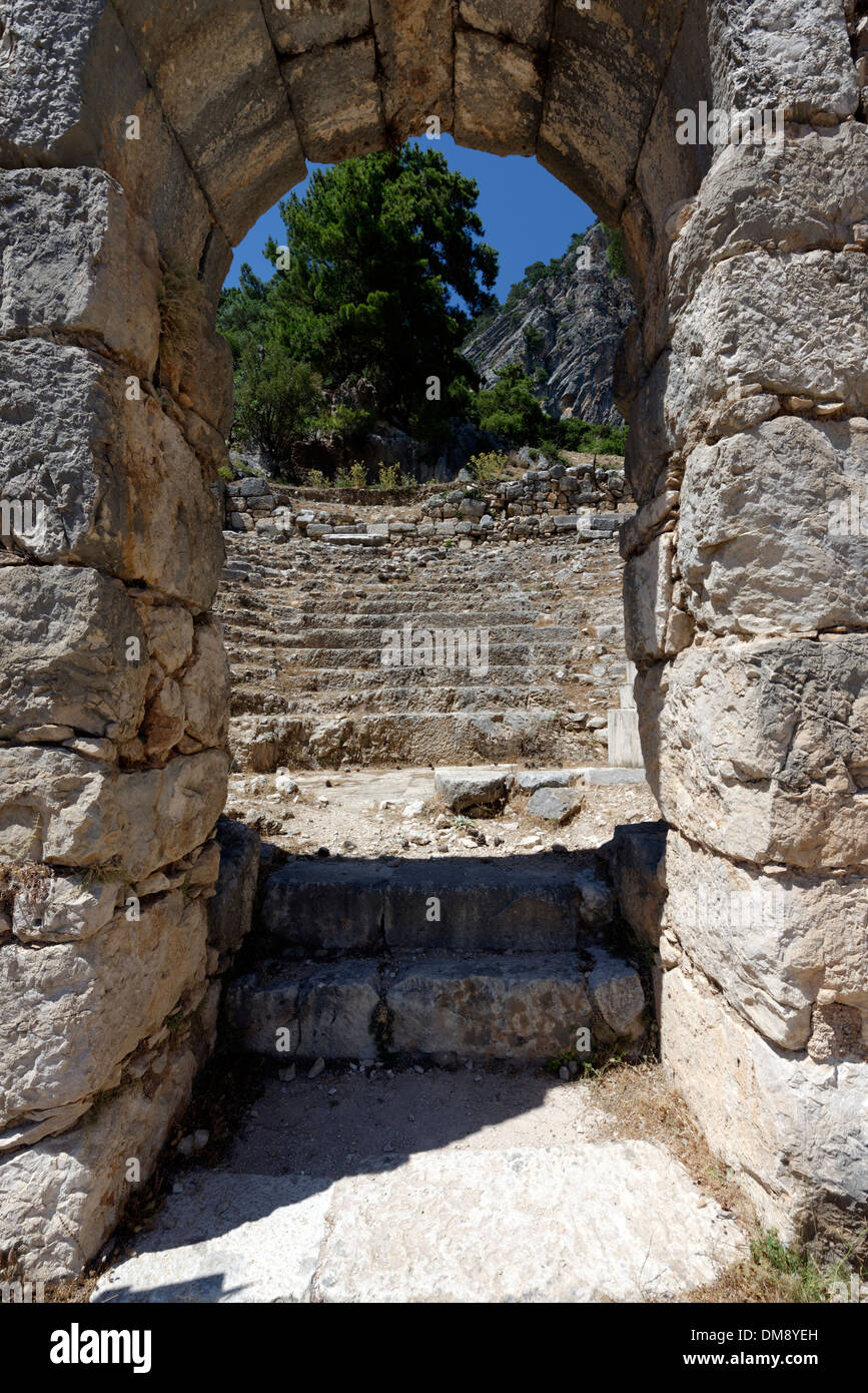 Uno dei tre portali del Odeon che si aprono nello stato Agora presso la Lycian antica città di Arykanda, nella Turchia meridionale. Foto Stock