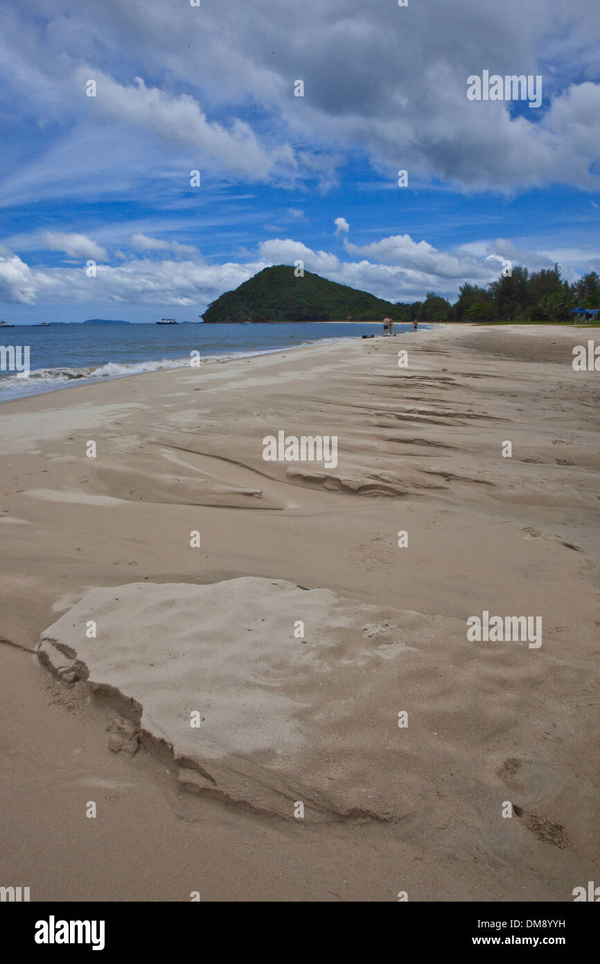 Una bellissima spiaggia tropicale su un mare delle Andamane - Chumphon Thailandia Foto Stock
