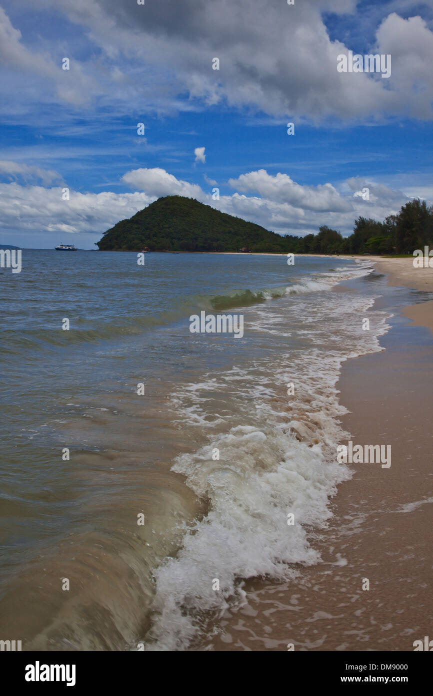 Una bellissima spiaggia tropicale su un mare delle Andamane - Chumphon Thailandia Foto Stock