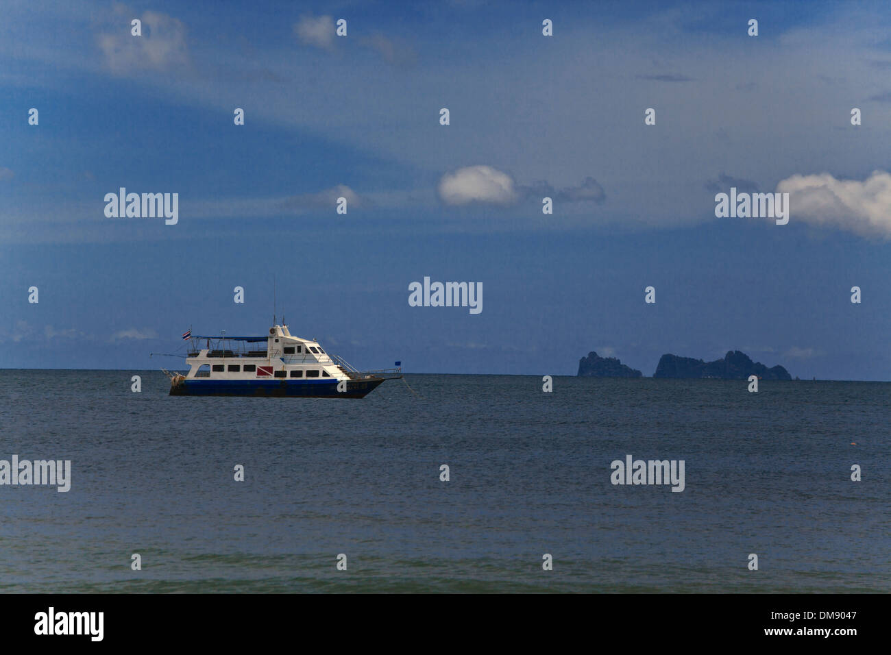 Una barca al largo della costa di CHUMPHON BEACH - Tailandia Foto Stock