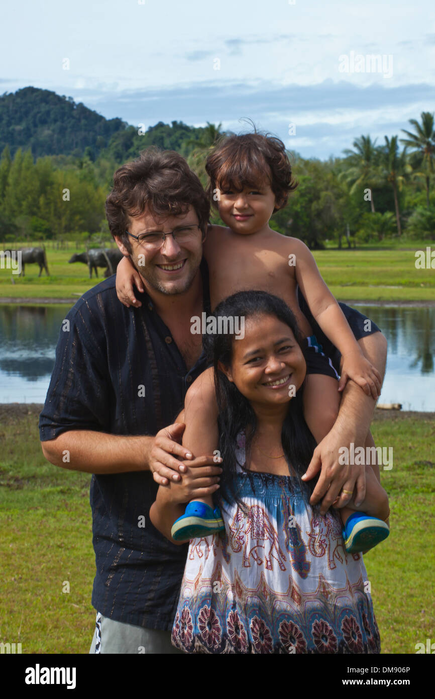 Un giovane metà metà Thai bambino americano con suo padre e sua madre e Foto Stock