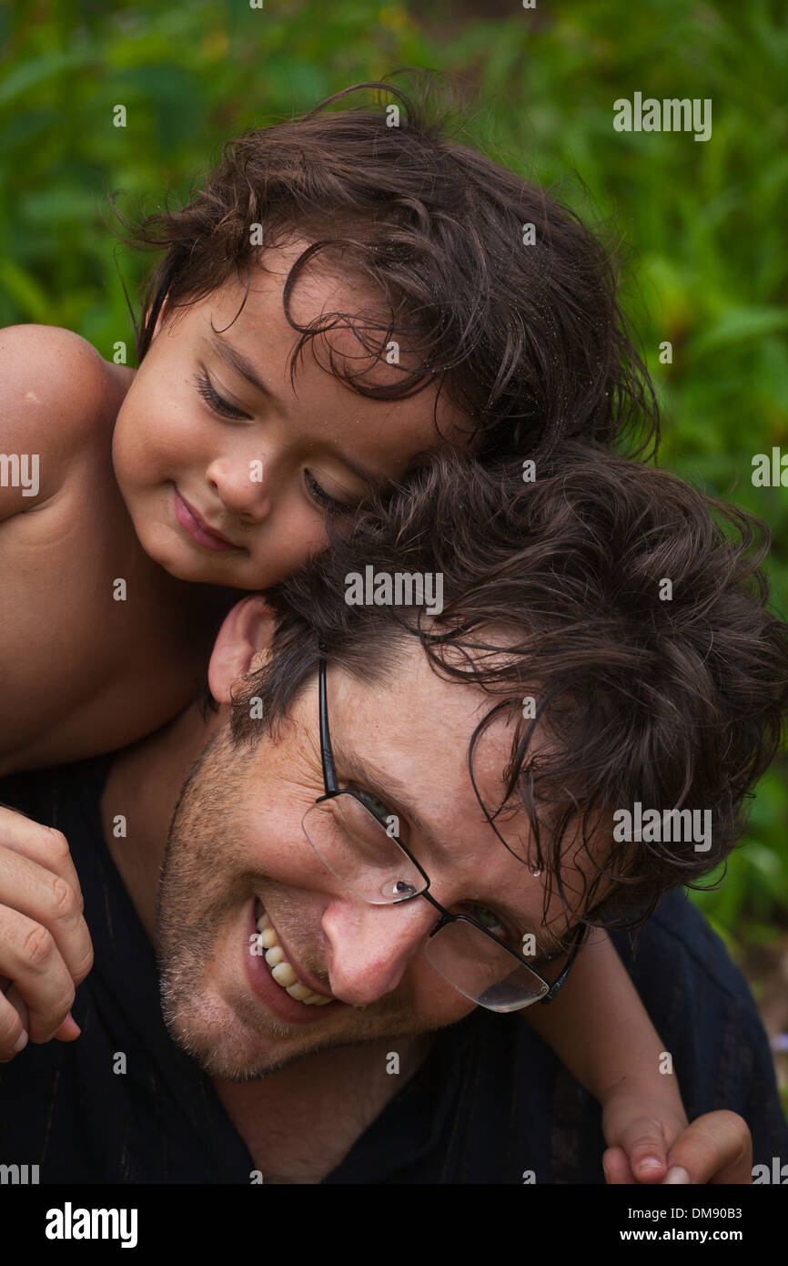 Un giovane metà metà Thai bambino americano con suo padre Foto Stock
