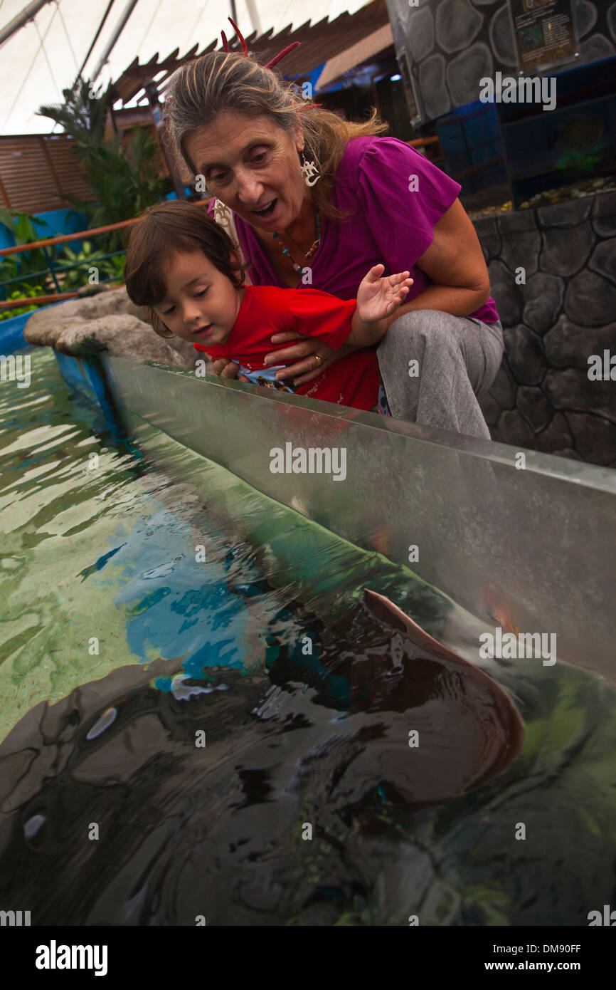 Un giovane metà metà Thai bambino americano con sua nonna - Aquarium di Rayong, Thailandia Foto Stock