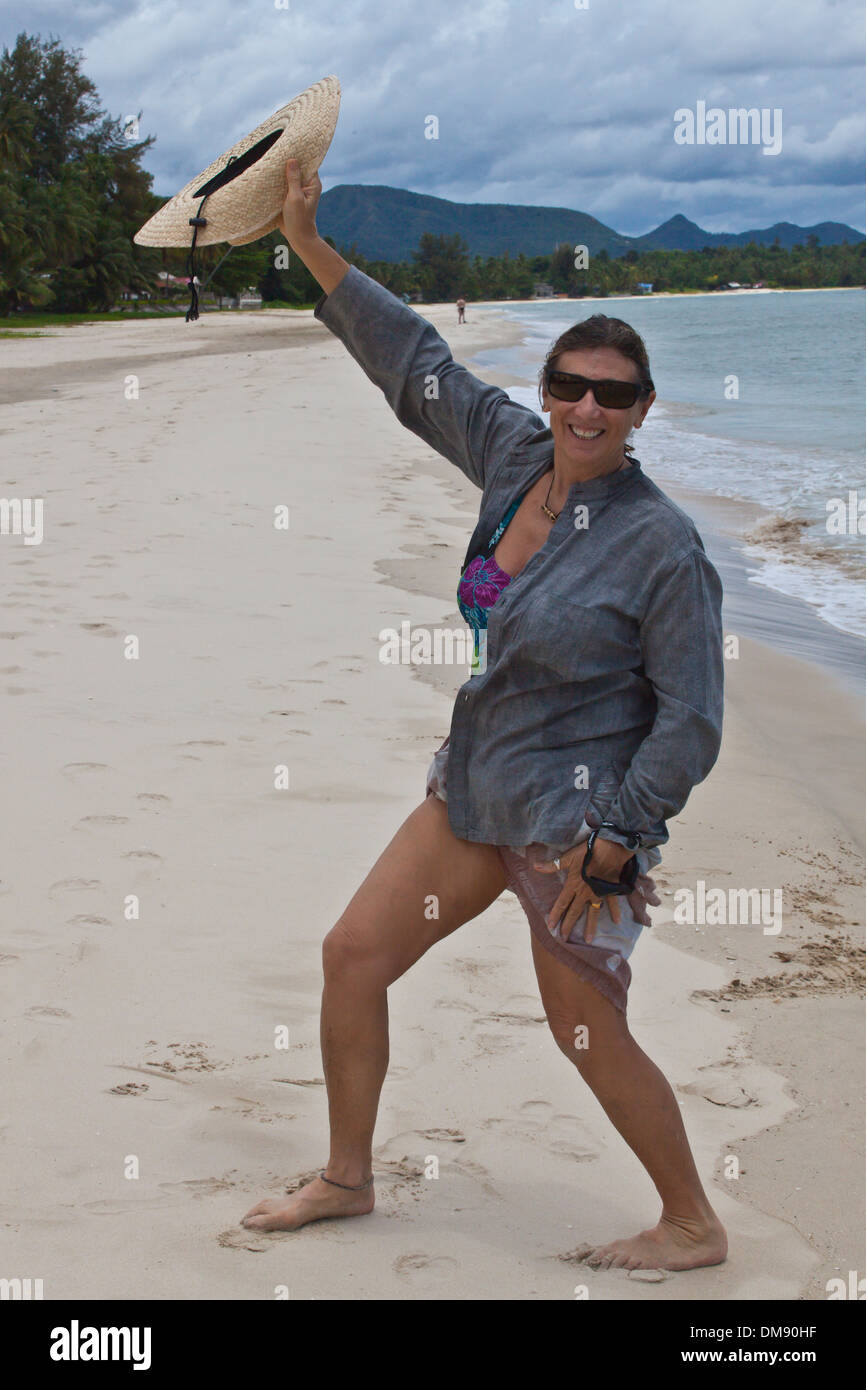 Donna americana gode la sua vacanza sulla spiaggia di CHUMPHON - Tailandia Foto Stock