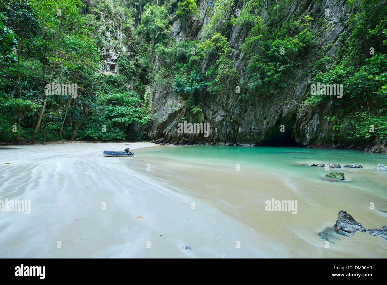 La nascosta Grotta dello Smeraldo (Tham Morakot) su Koh Mook island in Thailandia Foto Stock