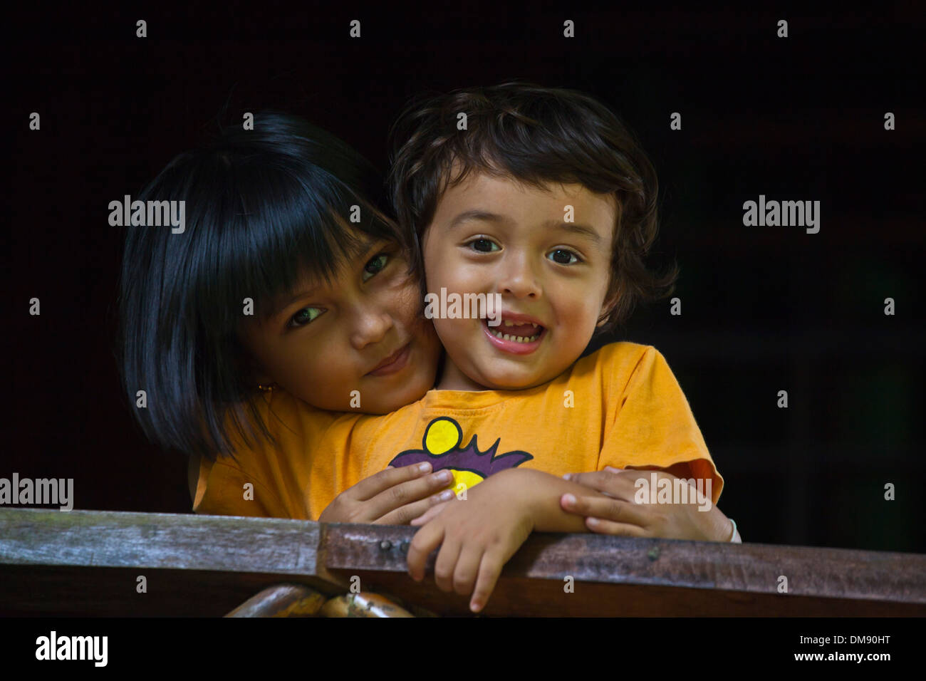 Una metà metà Thai American Boy con il suo amico birmano - Tailandia Foto Stock