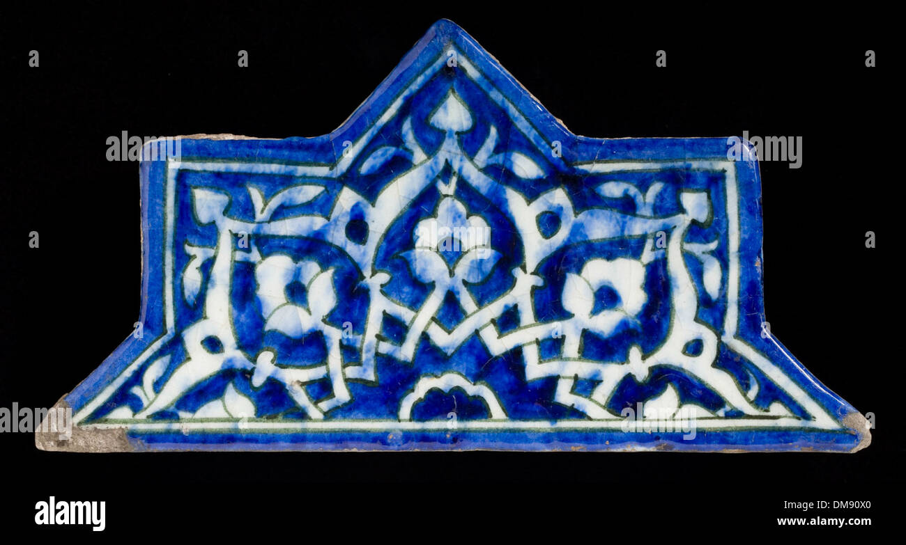 Questa collezione di piastrelle, identificate dal numero di catalogo 2002.1.259a-b, copre una varietà di periodi e regioni storiche, tra cui l'arte antica e islamica, manufatti mediorientali e arti decorative di diverse culture. Gli oggetti offrono una ricca sezione della storia dell'arte mondiale, mostrando stili provenienti da Egitto, Grecia, Cina, Giappone e molto altro ancora. Foto Stock