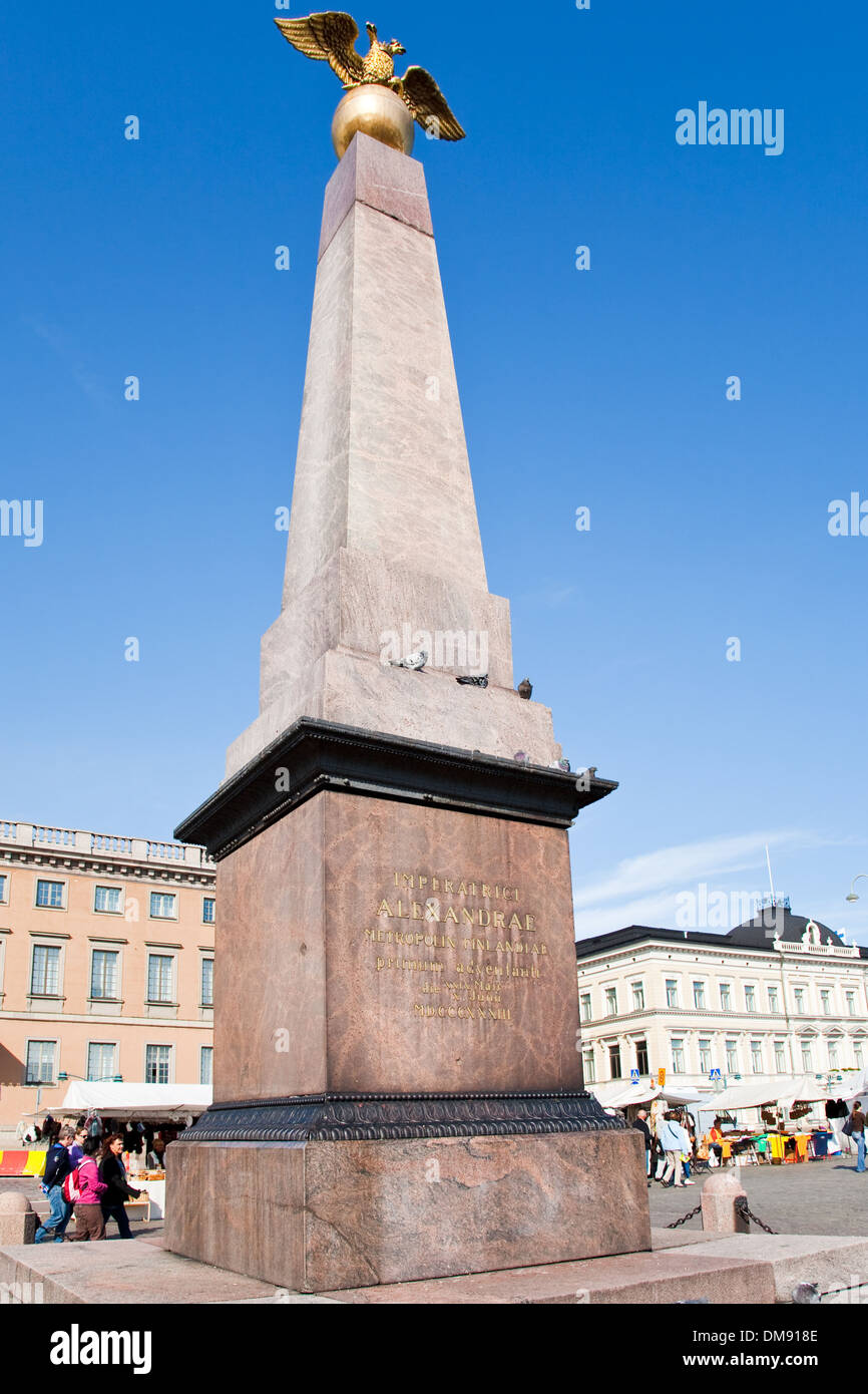 Obelisco in pietra dell'imperatrice Alexandra sulla piazza del mercato di Helsinki, Finlandia Foto Stock