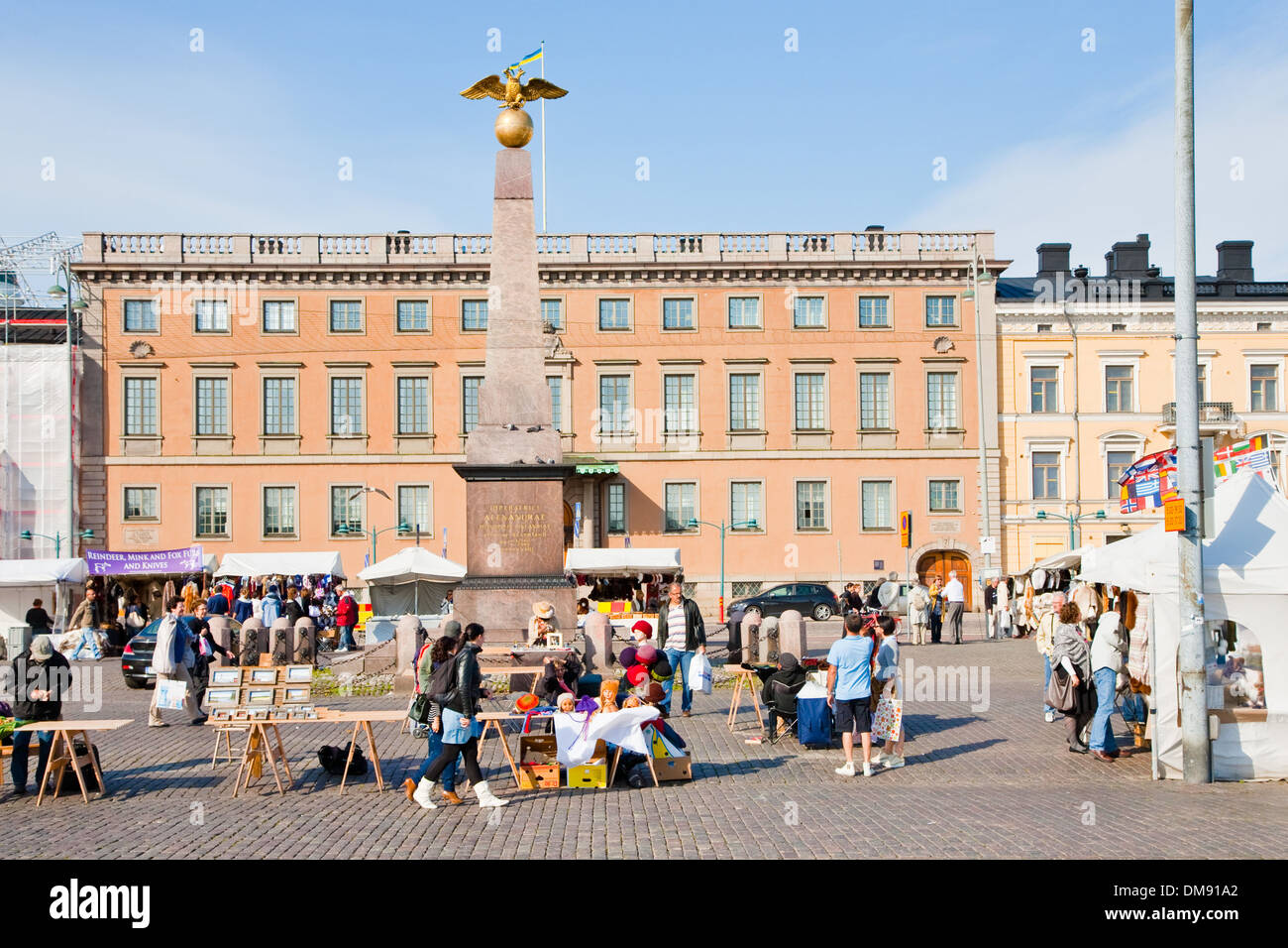 La piazza del mercato e la poppa obelisco della imperatrice Alexandra a Helsinki in Finlandia Foto Stock