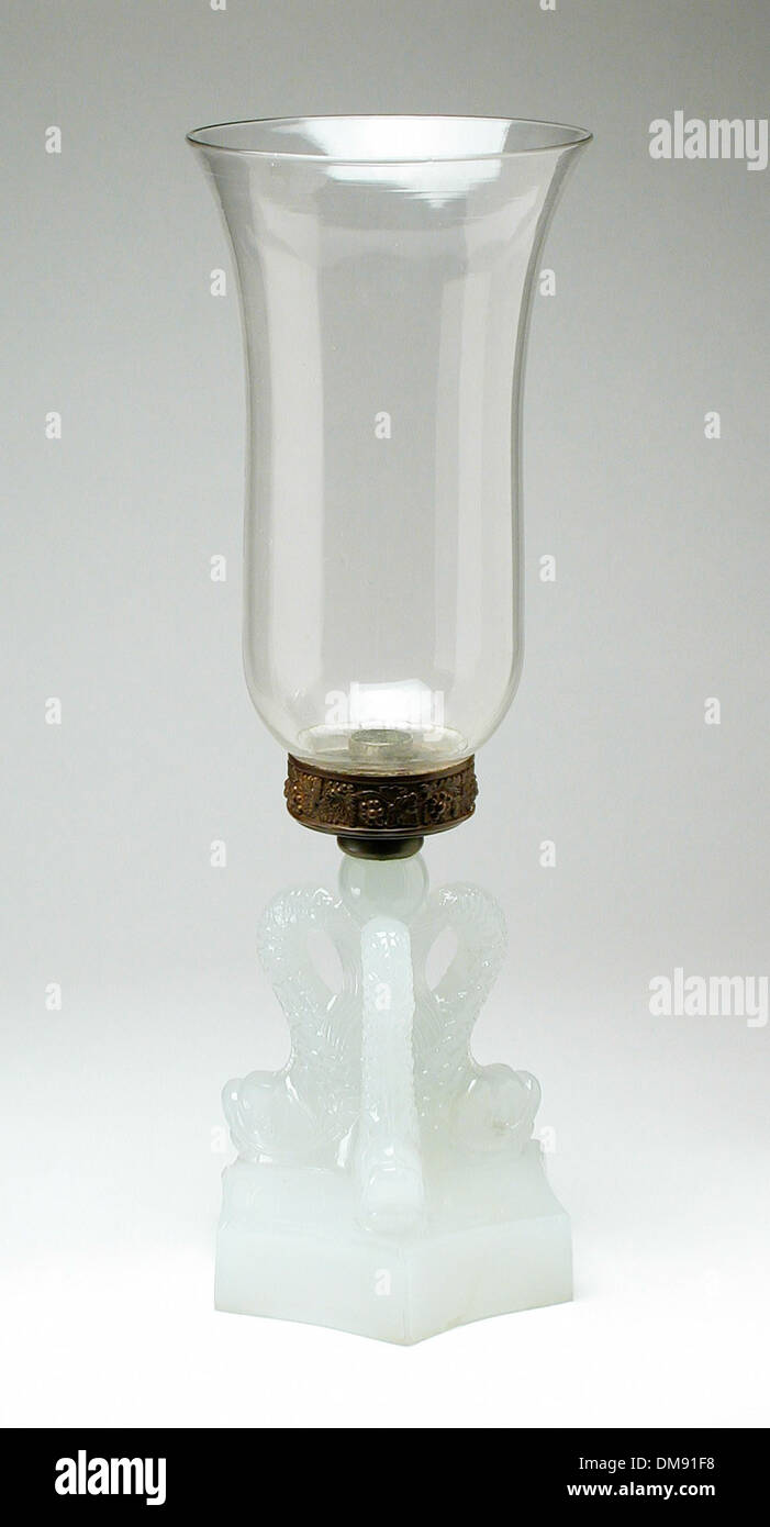 Questo antico triplo candeliere di delfini, parte della collezione d'arte islamica, presenta un'intricata maestria artigianale tipica delle arti decorative mediorientali Simboleggia la fusione di design artistico e significato culturale durante l'età dell'oro islamica. Foto Stock