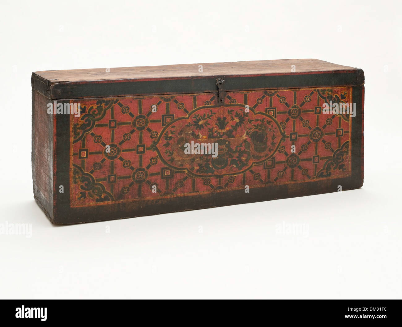 Questo tronco presenta una dettagliata raffigurazione di un drago a cinque artigli, un motivo comune nell'arte cinese e islamica. Il disegno intricato simboleggia il potere e l'autorità imperiale, ed è tipico delle influenze interculturali viste nell'arte del Medio Oriente e dell'Asia. Il pezzo mette in risalto le arti decorative delle tradizioni islamiche e cinesi, mescolandole con elementi di design contemporaneo. Foto Stock