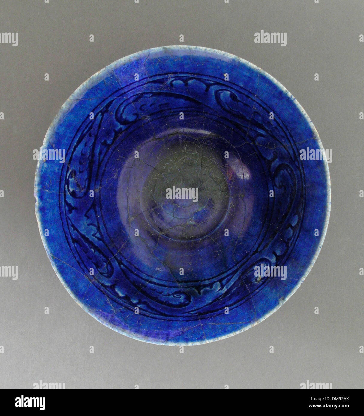 Questa opera d'arte, nave 2002.1,348, fa parte di una ricca collezione che rappresenta varie forme d'arte globali. Presenta arte islamica e mediorientale, che mette in mostra antichi manufatti e tessuti. La collezione si estende attraverso culture e periodi di tempo, tra cui americani, egiziani, greci, romani, e le arti asiatiche, offrendo una visione completa della storia dell'arte mondiale. Foto Stock