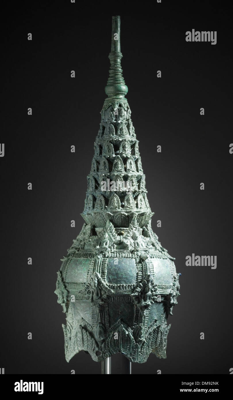 Il Votive Stupa 87,243 è un artefatto chiave nello studio dell'arte antica e islamica, che mostra le tradizioni artistiche e religiose del Medio Oriente. Lo stupa, con il suo design intricato, funge da rappresentazione dell'architettura sacra nel mondo islamico. Foto Stock