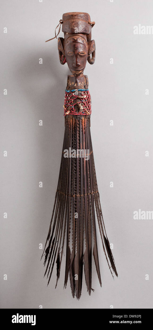 Questo manufatto, un *fascino bellico* della collezione 2009,132, è una fusione di arte antica e islamica, originaria del Medio Oriente. Fa parte della collezione del LACMA, che mostra il ricco patrimonio culturale della regione e il suo impatto sull'arte e il design. Foto Stock