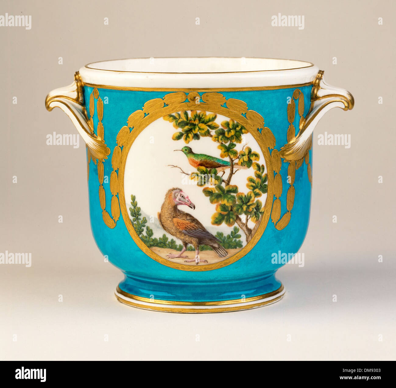 Il Wine Cooler (Seau a demi-bouteille) è un oggetto decorativo della collezione di arte antica e islamica che mostra il design mediorientale. Il pezzo mette in risalto l'artigianato degli artigiani islamici con motivi e decorazioni intricati. Foto Stock