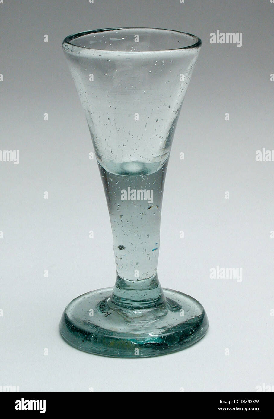 Questo antico bicchiere di vino del Medio Oriente rappresenta l'arte islamica, con un design e un artigianato intricati. Riflette il ricco patrimonio culturale della regione e l'uso storico del vetro nell'arte e nella vita quotidiana. Foto Stock