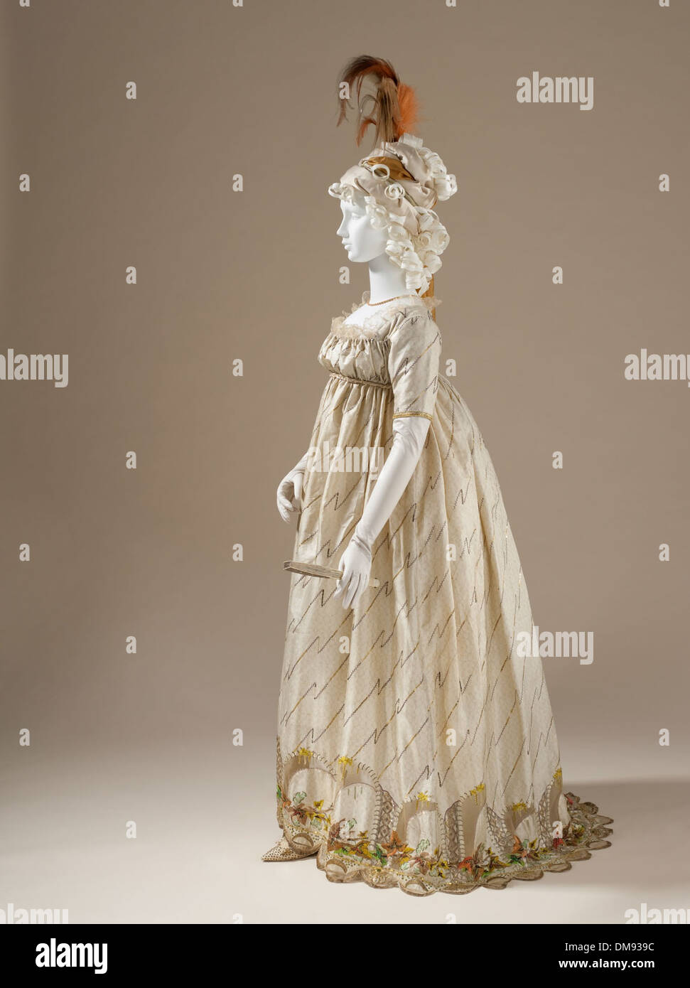 Questo abito, parte della collezione *Arte Antica e Islamica*, esemplifica il patrimonio artistico e culturale del Medio Oriente. Il suo design intricato riflette gli stili di abbigliamento tradizionali, incorporando motivi e motivi islamici. Il pezzo mette in evidenza la storia dei tessuti e della moda nella regione, mostrando come l'abbigliamento si sia evoluto nel corso dei secoli. Foto Stock