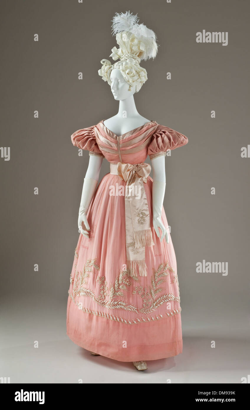 Questo abito da donna della collezione LACMA rappresenta la ricca tradizione del costume e dei tessuti mediorientali. Mette in evidenza l'intricata maestria artigianale e il significato culturale dell'abbigliamento indossato nelle società antiche e islamiche, mostrando come la moda si sia evoluta nel tempo in diverse regioni. Foto Stock