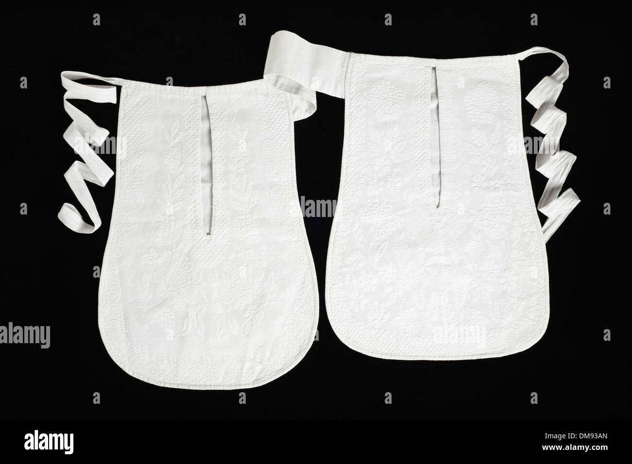 Questo pezzo, intitolato "tasche da donna", fa parte della collezione di arte islamica e antica, che mostra l'intricata artigianato tessile del Medio Oriente. Riflette il costume storico e il design tessile della regione, con particolare attenzione ai dettagli culturali e decorativi. Foto Stock