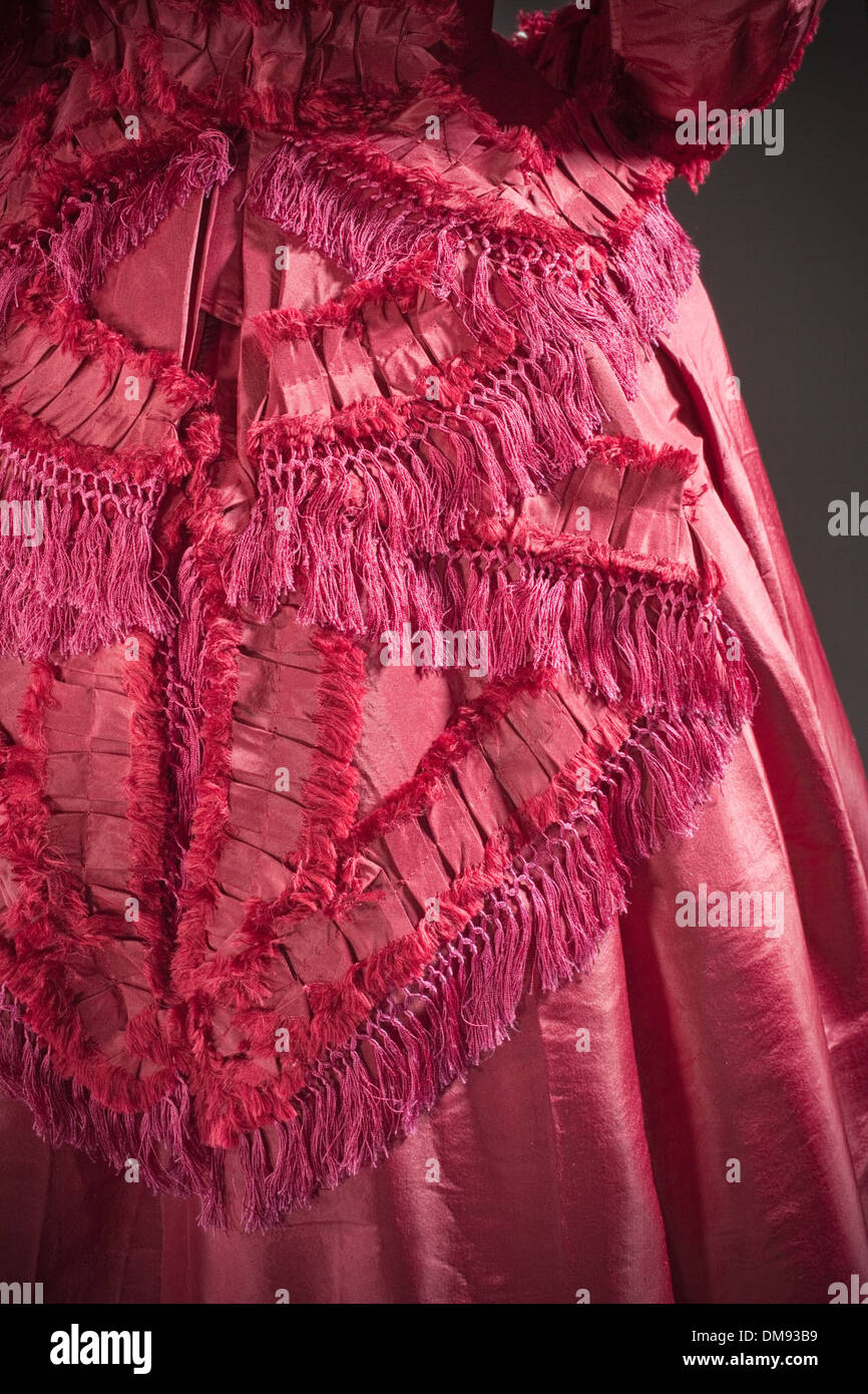 Questo manufatto della collezione LACMA mostra un abito da donna del XIX secolo. L'abito, realizzato con tessuti pregiati e dettagli intricati, riflette le tendenze della moda dell'epoca e offre informazioni sulle aspettative sociali e culturali delle donne in quel periodo. Foto Stock