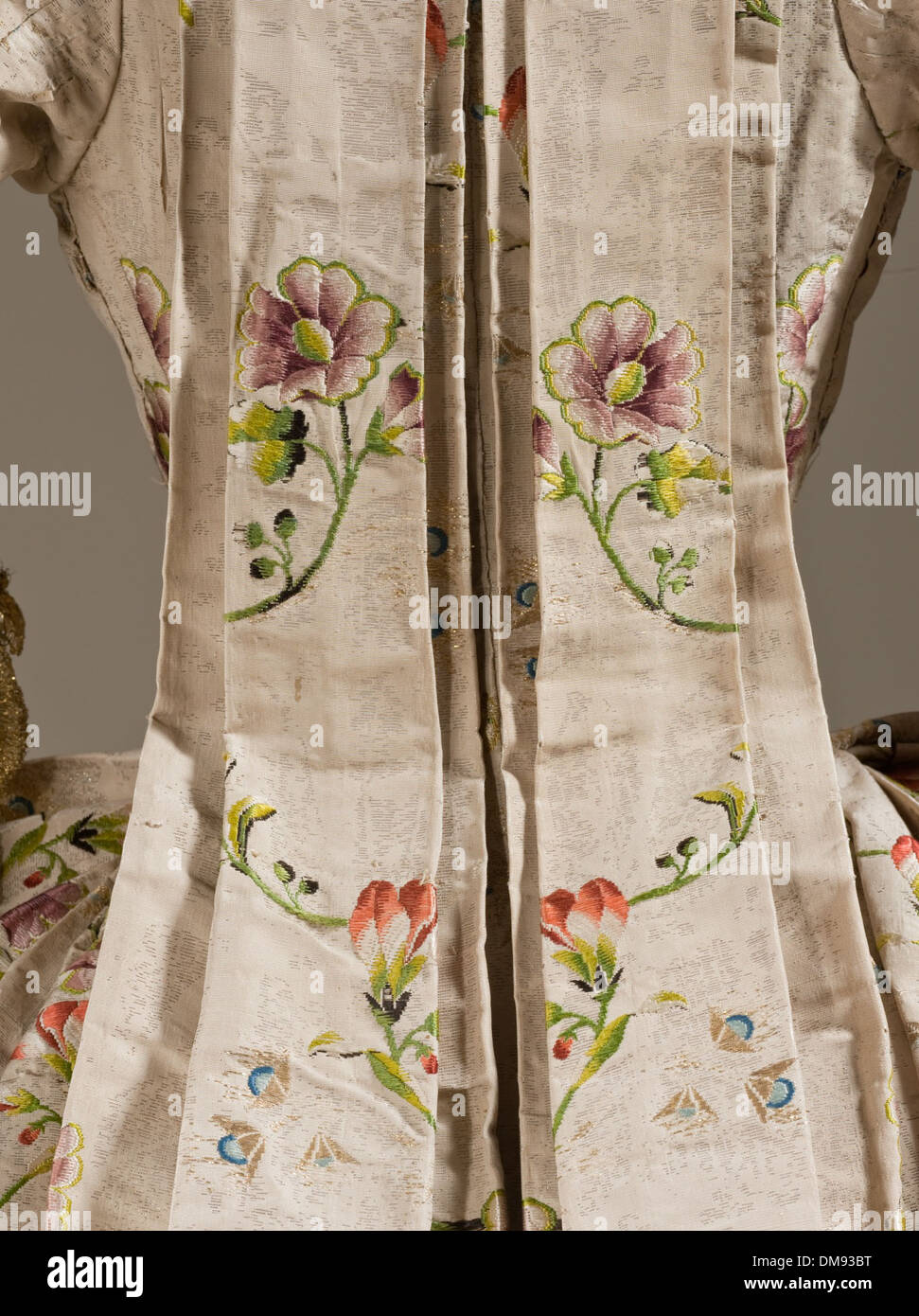 Questo abito francese del XVIII secolo, noto come "Robe à la francese", esemplifica l'eleganza della moda aristocratica. La petticoat e l'abito dettagliati rappresentano importanti tendenze storiche nell'abbigliamento femminile e nel design tessile. Foto Stock