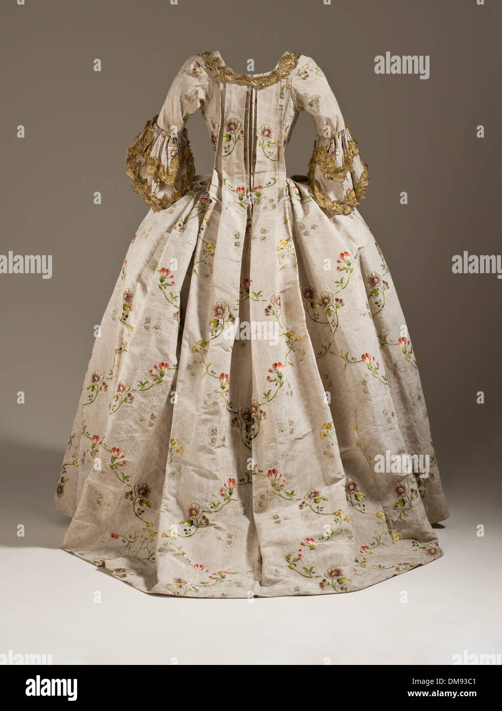 Questa esposizione di una donna *Robe à la francese* e Petticoat esemplifica la moda del XVIII secolo, in particolare in Francia. Il capo si caratterizza per le pieghe scorrevoli e il design strutturato, tipico del periodo rococò. L'ensemble mette in risalto i materiali sontuosi e l'intricata costruzione utilizzata nell'abbigliamento storico europeo, riflettendo l'opulenza del tempo. Foto Stock