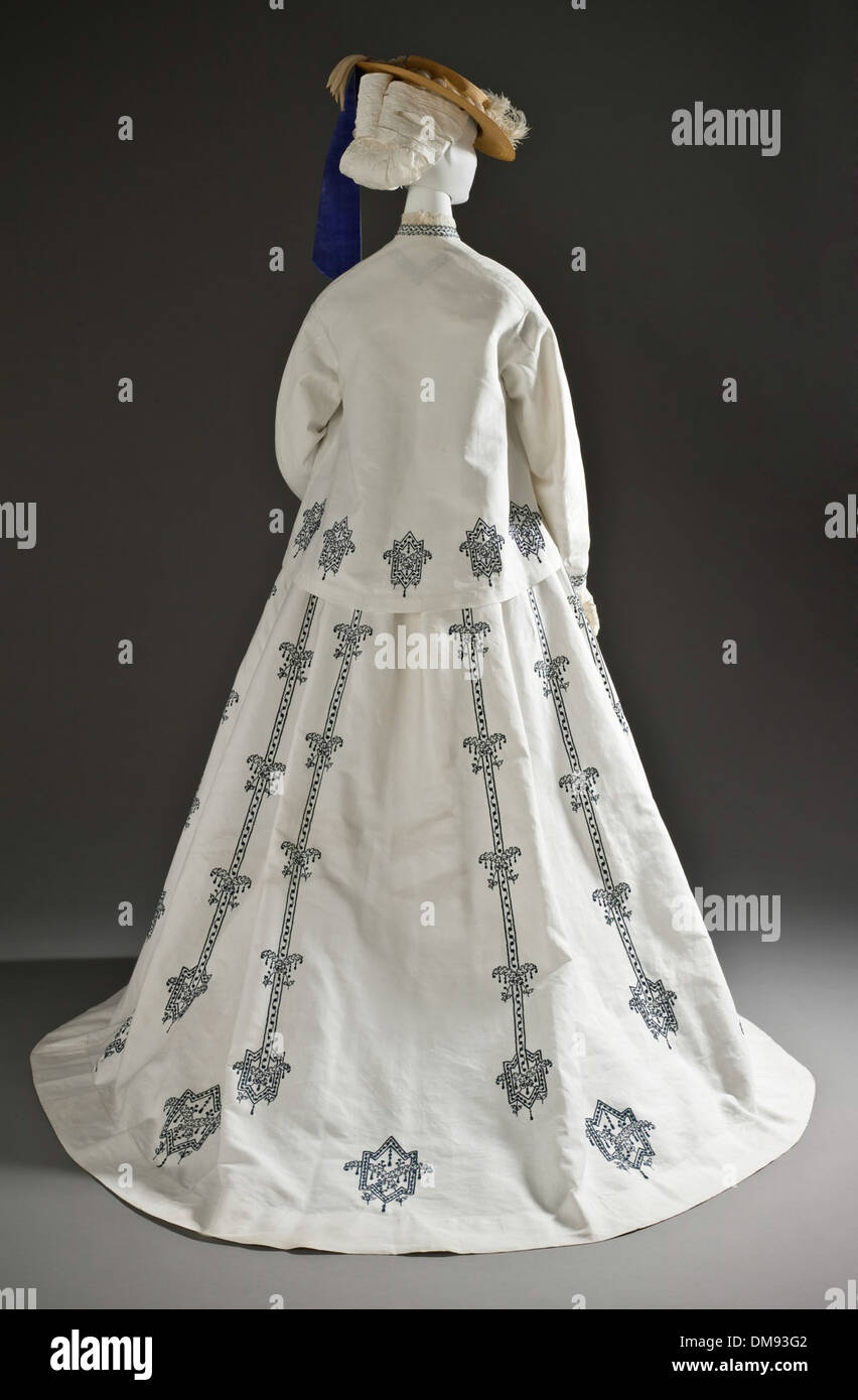 Questo *complesso Seaside a tre pezzi* è un pezzo storico che rappresenta l'abbigliamento del Medio Oriente e delle culture islamiche. L'ensemble, parte della collezione di arte antica e islamica, è stato progettato per riflettere le tradizioni dell'abbigliamento antico e dell'arte tessile contemporanea. Foto Stock