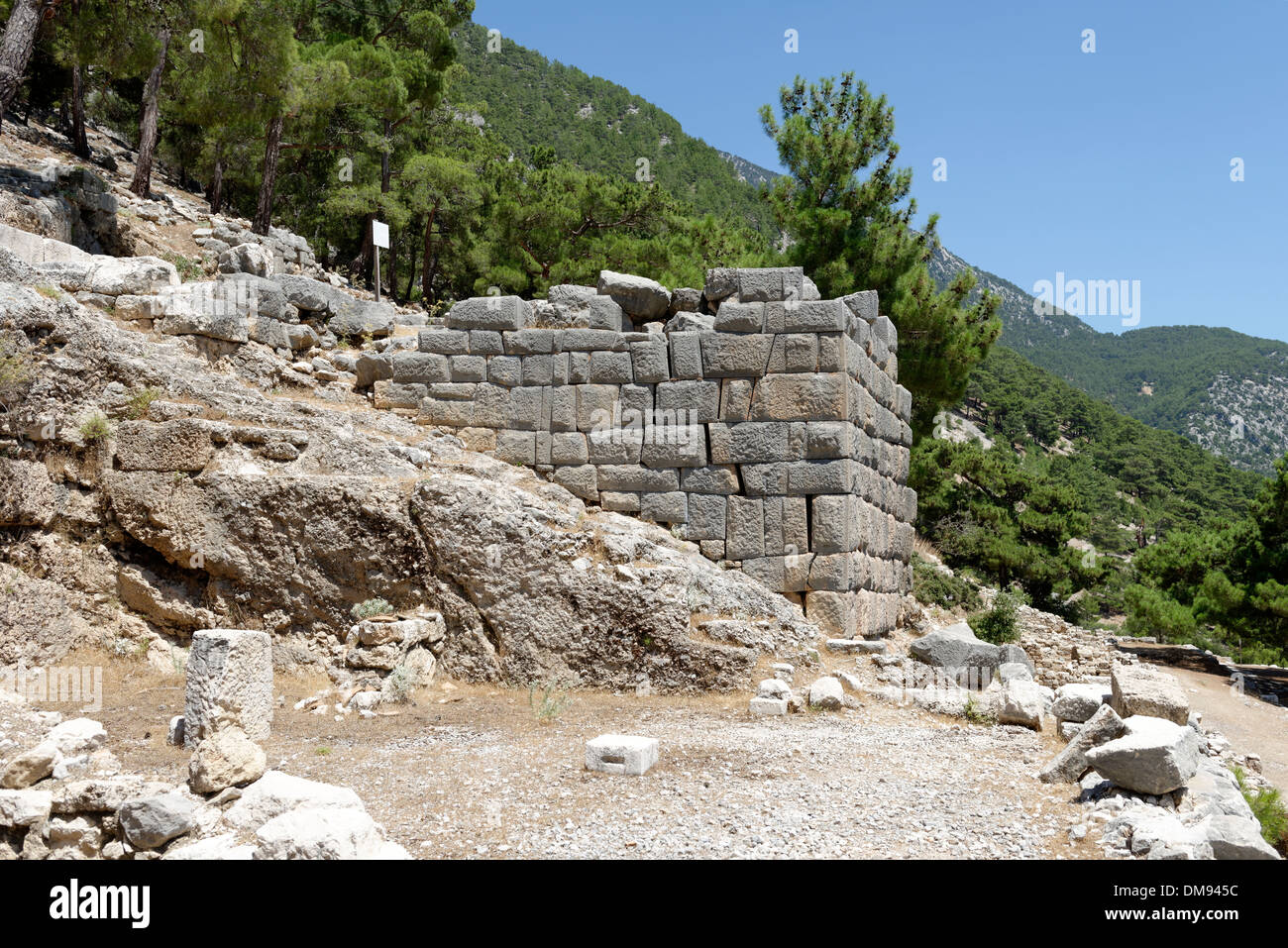 Terrazza ellenistica parete di ritegno sopra l agorà commerciale sull'Acropoli di a Arykanda, nella Turchia meridionale. Foto Stock