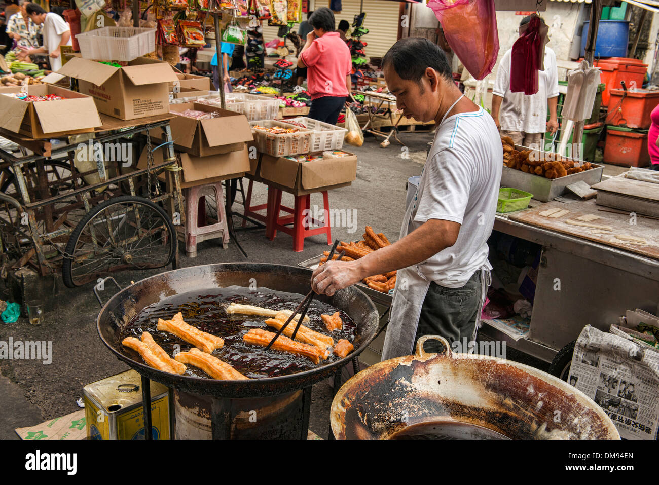 La cottura del pane fritto in un wok a Penang, Malaysia Foto Stock