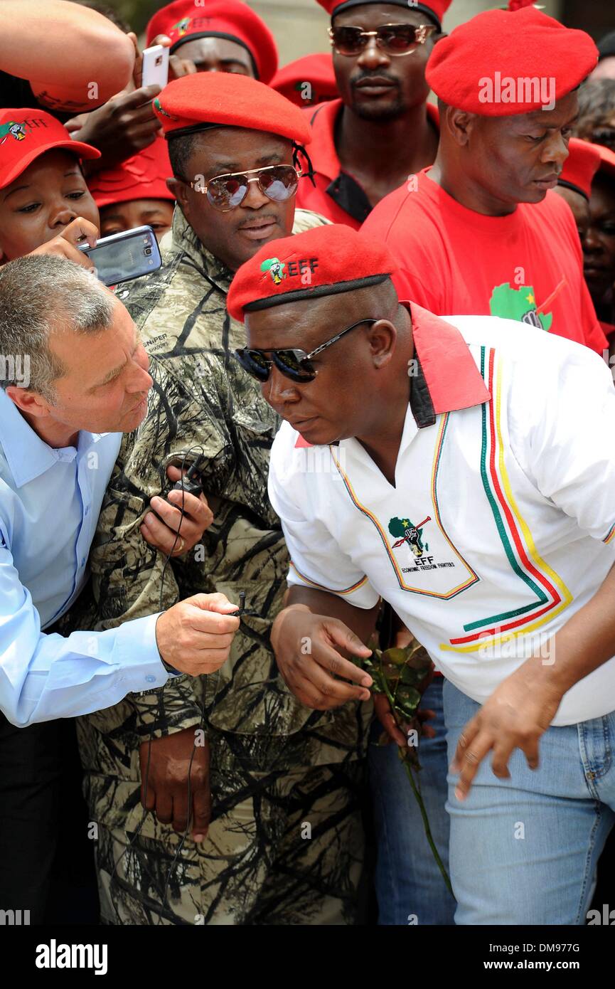 Houghton, Sud Africa. 12 Dic, 2013. Fep leader, Julius Malema a Madiba è Johannesburg home su dicembre 12, 2013 in Houghton, Sud Africa. Icona del mondo Nelson Mandela passate tranquillamente la sera del 5 dicembre 2013 nella sua casa di Houghton con la famiglia. In tutto il mondo le persone si sono riuniti, in lutto per la perdita di Tata Madiba. Tata risiede nello Stato fino al 14 dicembre 2013, quando egli sarà tenuto a sua fattoria in Qunu, per il funerale di stato. Credito: Mary-Ann Palmer/Foto24/Gallo Immagini/Alamy Live News Foto Stock