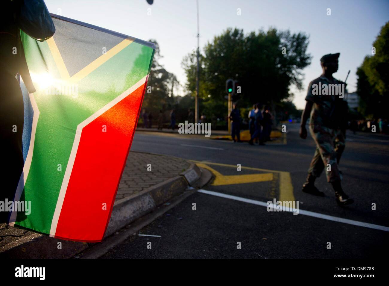 Pretoria, Sud Africa. 12 Dic, 2013. Persone in attesa in una coda per il bordo del parco-e-Ride autobus per visualizzare Madiba del corpo, a LC De Villiers, il 12 dicembre 2013 a Pretoria, Sud Africa. Icona del mondo Nelson Mandela passate tranquillamente la sera del 5 dicembre 2013 nella sua casa di Houghton con la famiglia. In tutto il mondo le persone si sono riuniti, in lutto per la perdita di Tata Madiba. Tata giacciono in stato e persone in coda da più presto 12am per avere la possibilità di pagare i loro rispetti finale. Credito: Deaan Vivier/Foto24/Gallo immagini Foto Stock