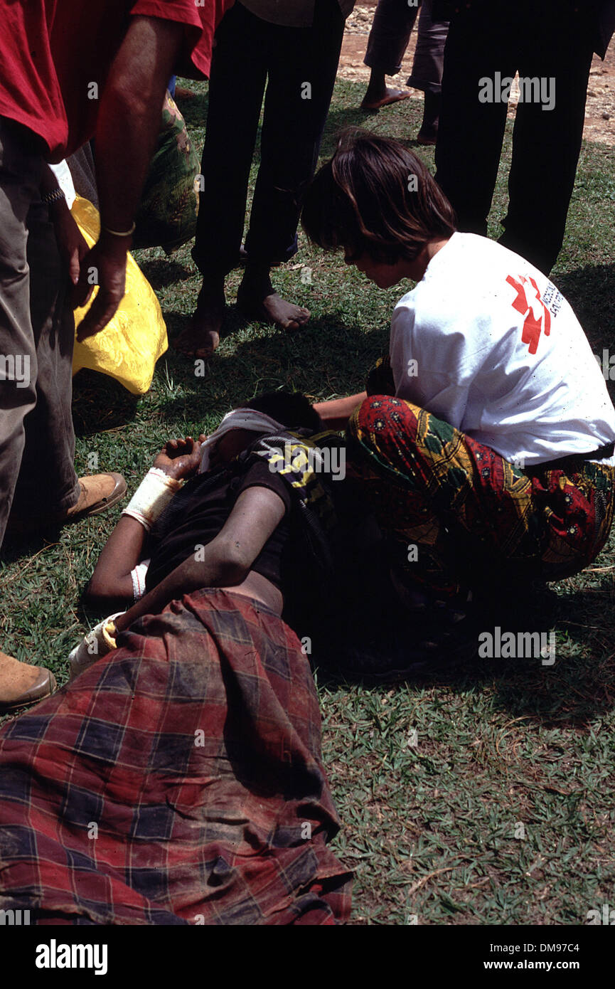 08 apr 1994 - Il Burundi e il Ruanda - infermiera di MSF tratta preda di machete woundon del Ruanda Burundi confine come Tutsi ruandesi rifugiati fuggono attraverso la frontiera con il Burundi in aprile 1994 come gli Hutu impegnato il genocidio in cento giorni di guerra civile. Il genocidio ruandese è stato il 1994 omicidi di massa di una stima che 800.000 persone nel piccolo Oriente nazione africana del Rwanda. Nel corso del approximat Foto Stock