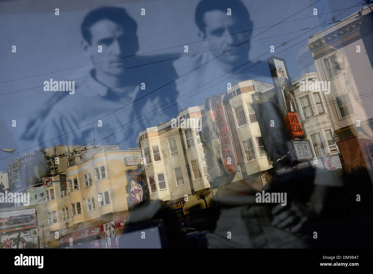 North Beach riflessione della finestra Foto Stock