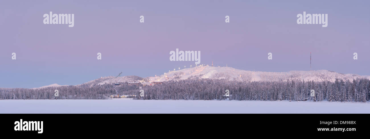 Panorama di neve montagna sci al crepuscolo in Ruka, Lapponia, Finlandia. Foto Stock