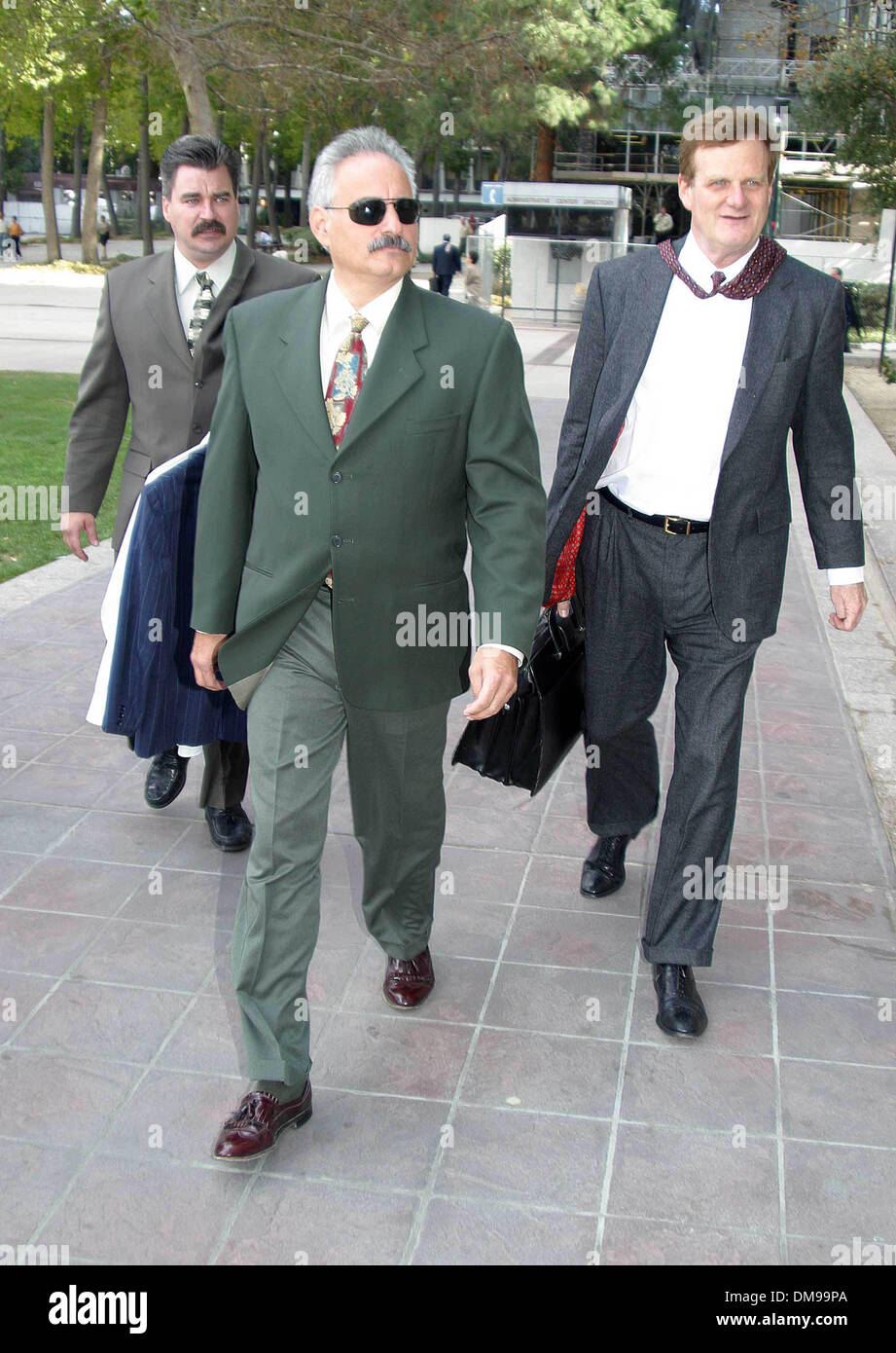 Nov. 26, 2002 - CALIFORNIA, STATI UNITI D'AMERICA - DOYLE STEPP, SCOTT ROSS (gli investigatori privati) e HARLAND BRAUN (ex Robert Blake avvocato)..K25356SIGNOR ROBERT BLAKE AUDIZIONE PER QUANTO RIGUARDA LA SOSTITUZIONE DI AVVOCATO DELLA DIFESA.van nuys corte, van nuys, ca.26 novembre 2002. Milano RYBA/ 2002(Credit Immagine: © Globo foto/ZUMAPRESS.com) Foto Stock