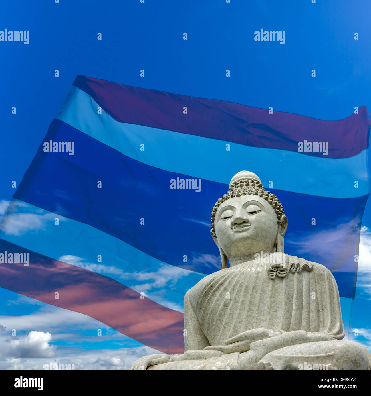 Immagine composita. Gigantesca statua del Buddha in Phuket, Tailandia contro un sfondo trasparente di bandiera nazionale Tailandese. Foto Stock