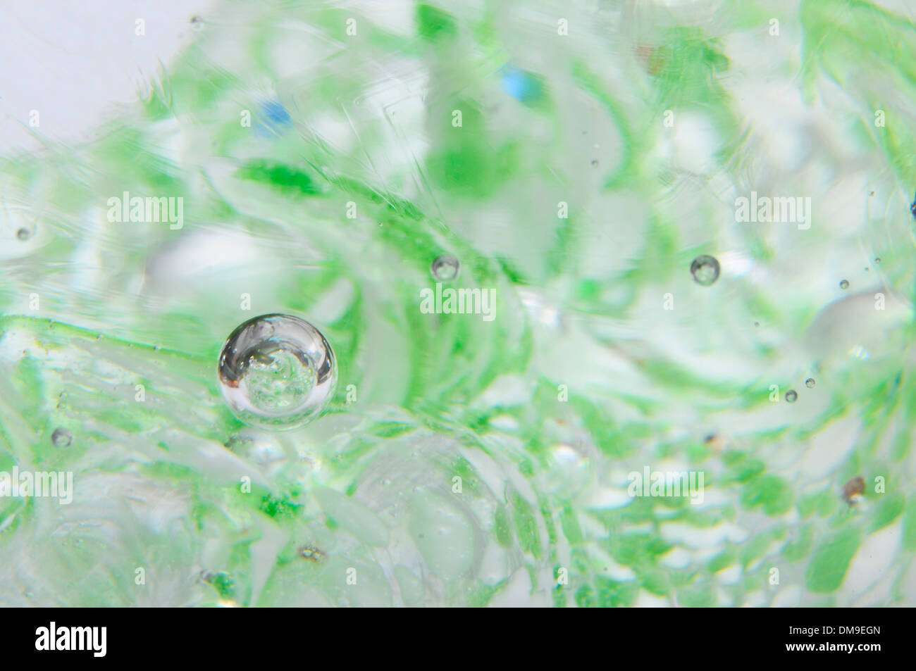 Close up della bolla d'aria e onde verdi Foto Stock