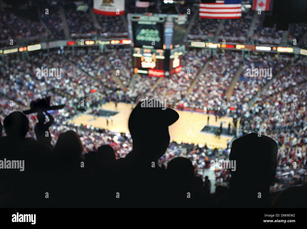 Tifosi guardare il Kings vs Lakers di Arco Arena dall'posti economici, l'ultima fila di sedili. Un concessionario rende la sua strada verso il basso le fasi (sinistra). La foto è stata scattata domenica 25 marzo, 2001. Sacramento Bee/Bryan Patrick 2279 /ZUMA premere Foto Stock