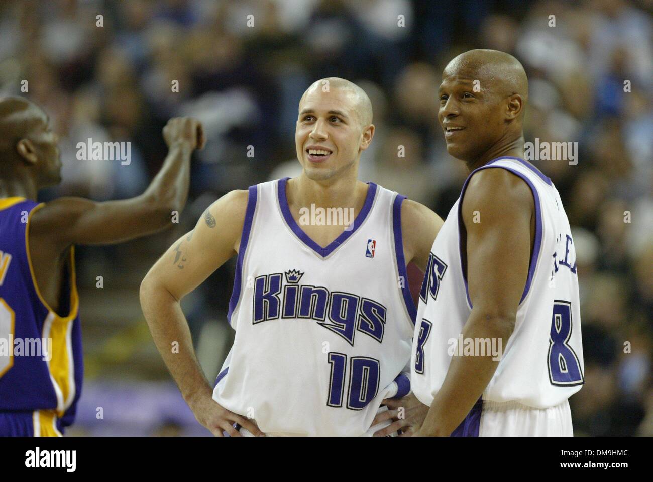 Mike Bibby, 10 e Anthony Peeler, 8, sono tutti i sorrisi durante il secondo trimestre del gioco tra i Sacramento Kings e i Los Angeles Lakers, Venerdì, 16 gennaio 2004 ad Arco Arena a Sacramento. Sacramento Bee fotografia di Bryan Patrick /ZUMA premere Foto Stock