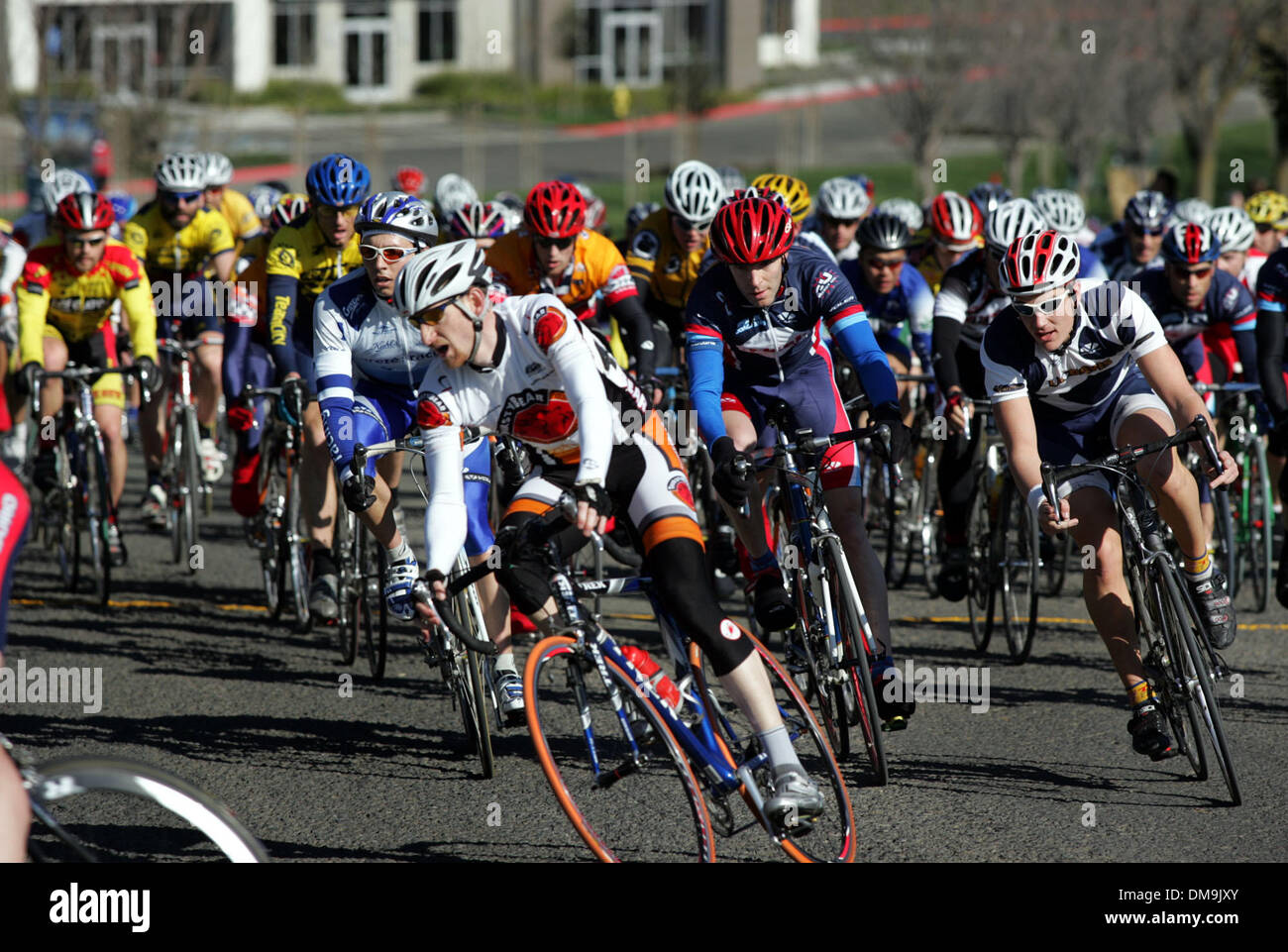 Il Uomini Elite 4 racers round un angolo in uno degli ultimi giri della loro razza nel trentesimo annuale Torta di ciliegie Criterium gara ciclistica, presentato da l'Aquila ciclismo club di Napa, tenutasi al Corporate Park domenica..ANDREA ROTH/REGISTER. (Credito Immagine: © Napa Valley Register/ZUMApress.com) Foto Stock