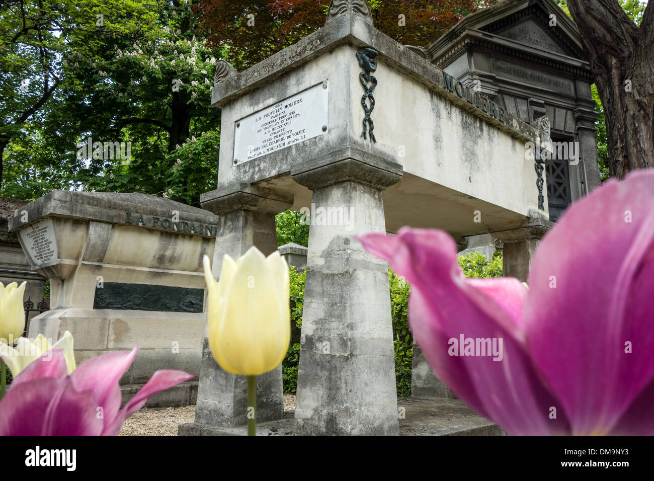Tombe dei sepolcri per il drammaturgo e attore JEAN-BAPTISTE POQUELIN, chiamato MOLIERE, e lo scrittore JEAN DE LA FONTAINE, a Pere Lachaise, Parigi 20esimo arrondissement FRANCIA Foto Stock