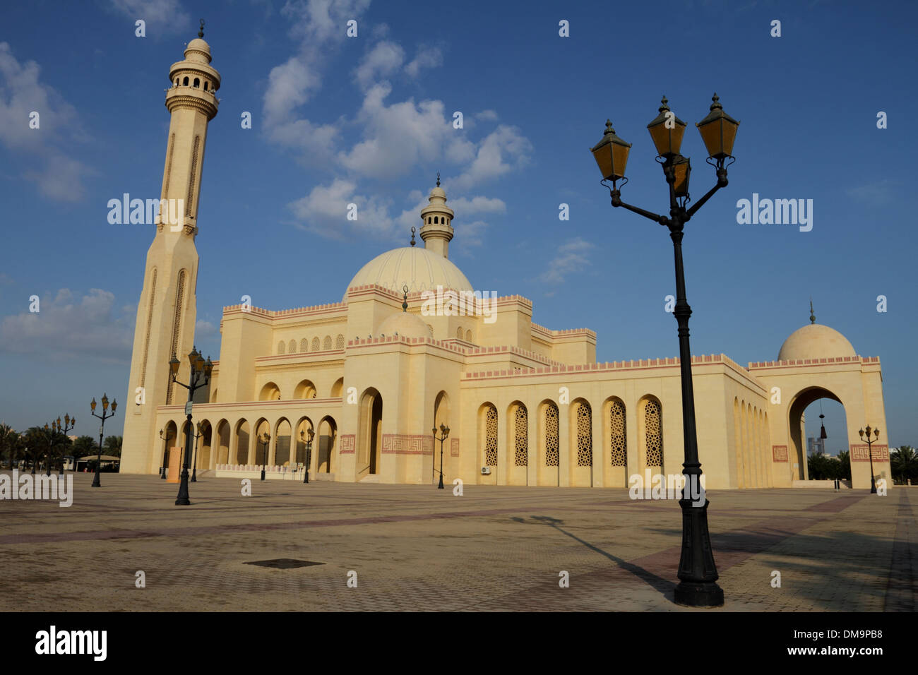 Vista esterna del Al-Fatih (grande), la Moschea di Juffair, Regno del Bahrein Foto Stock