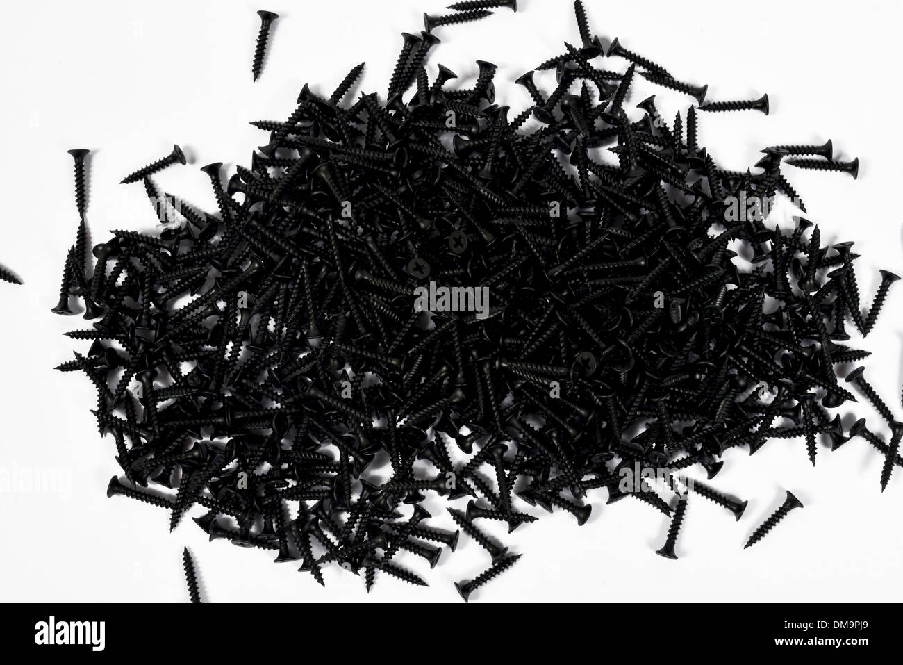 Sacco di viti di legno su sfondo bianco Foto Stock