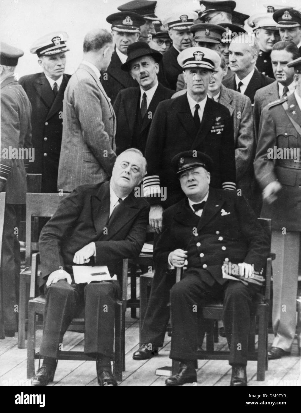 1 agosto 1941 - Posizione sconosciuta - SIR WINSTON CHURCHILL (1874-1965) fu un uomo politico britannico e statista che ha servito come Primo Ministro del Regno Unito. Nella foto: Churchill e Roosevelt a bordo della nave, "Principe di Galles." (credito Immagine: © Keystone Pictures USA) Foto Stock